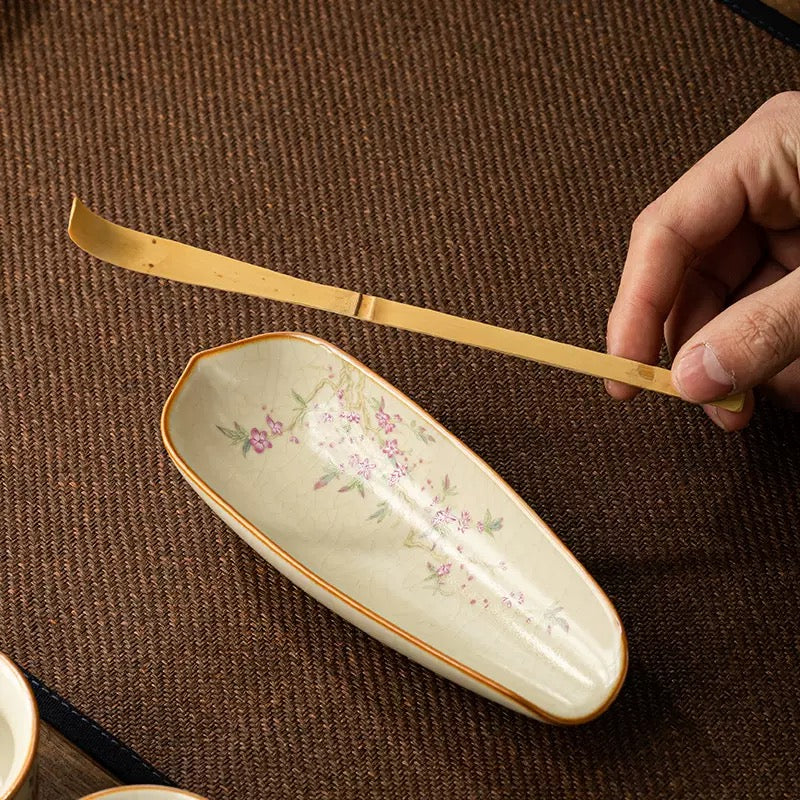 Beige tea scoop