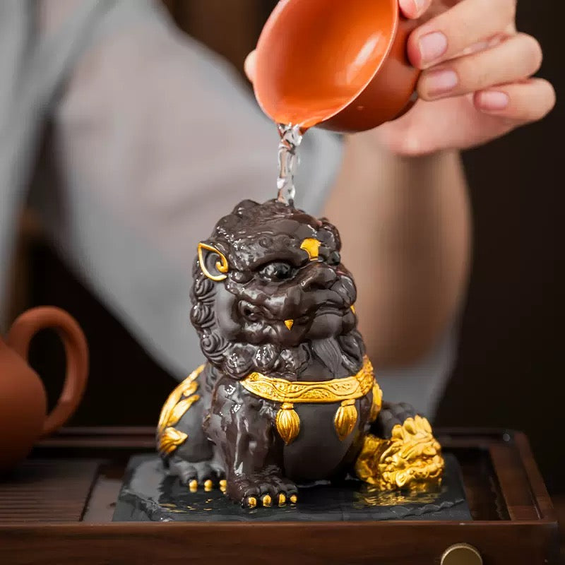 Gold-painted Lion tea pet
