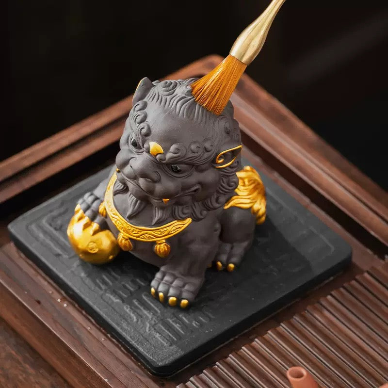Gold-painted Lion tea pet