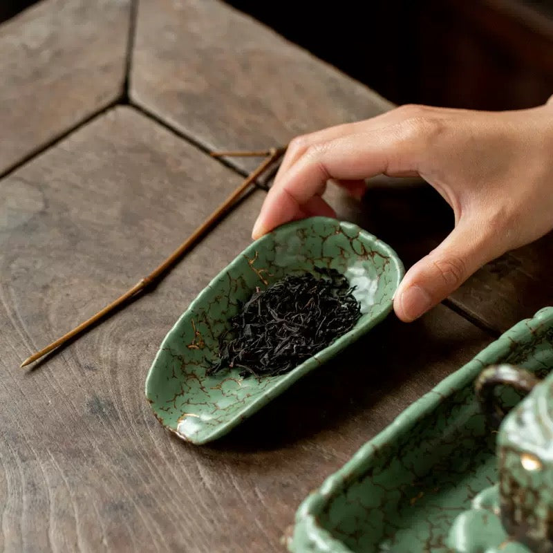 Moss tea scoop